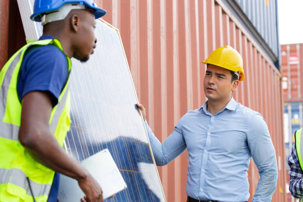 Adviseur en ondernemer bespreken de financiering van een verduurzamingsproject