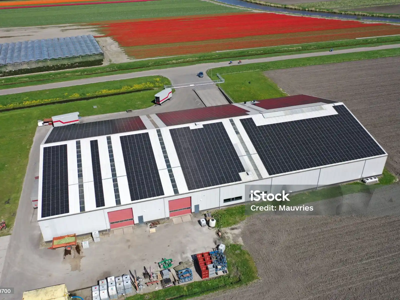 Luchtfoto van een bedrijventerrein met daken vol zonnepanelen